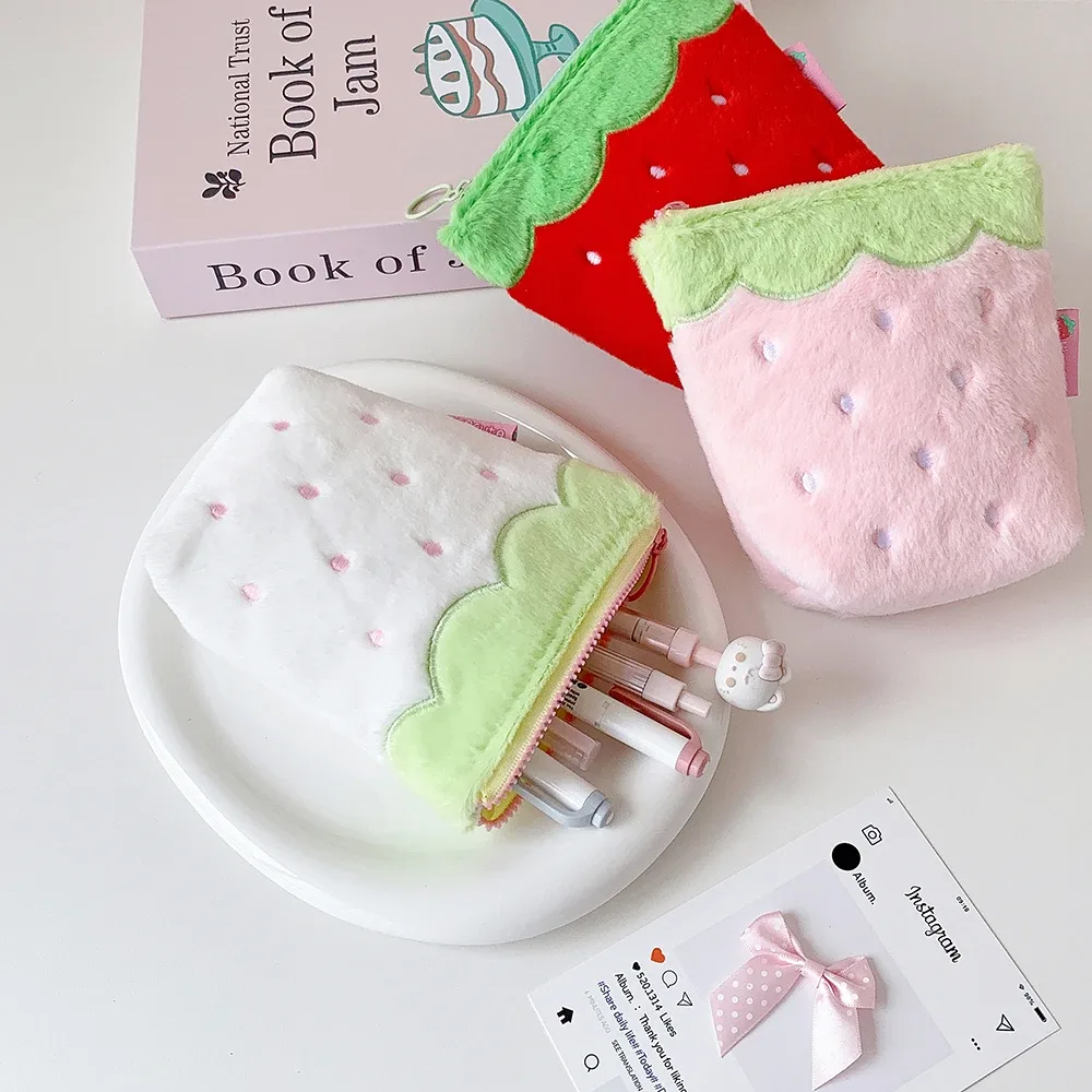 trousse de maquillage en peluche fraise mignonne avec fermeture éclair, sac de voyage portable grande capacité pour filles, trousse à rouge à lèvres, trousse à crayons pour étudiants