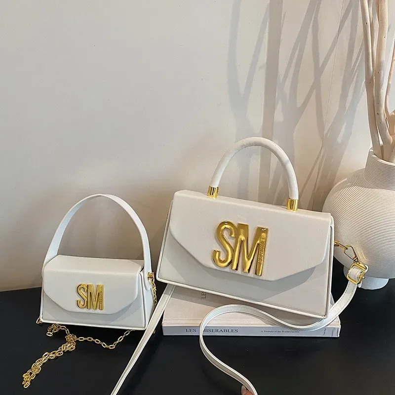 sac carré à main steve madden à texture haut de gamme, sac à bandoulière tendance avec combinaison de tailles, sac boîte à porter en bandoulière pour les trajets quotidiens.