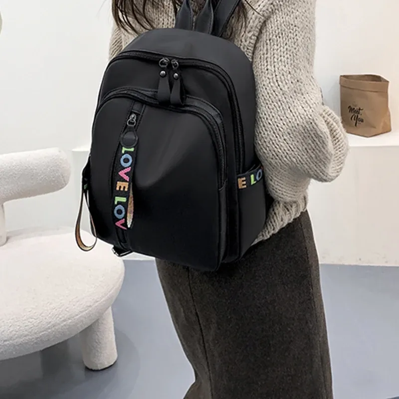 sac à dos antivol élégant grace, sac à dos portable en nylon noir avec joli ornement de lettres colorées pour femme, idéal pour le quotidien