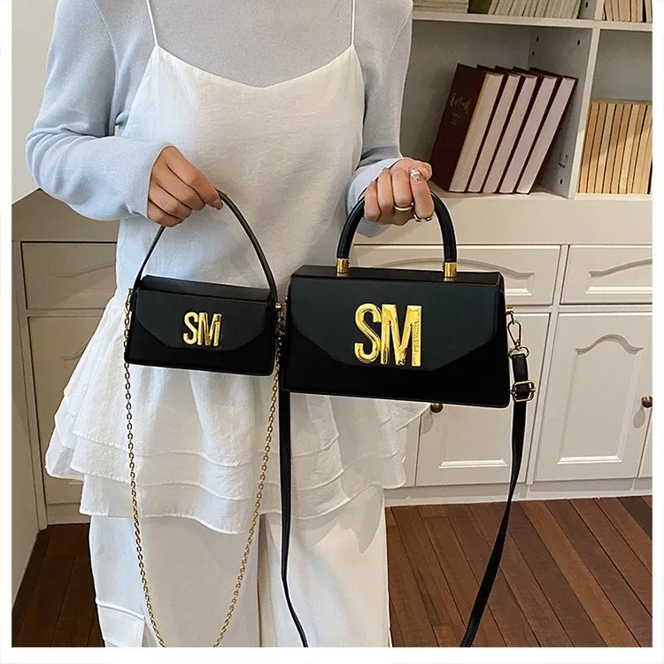 sac carré à main steve madden à texture haut de gamme, sac à bandoulière tendance avec combinaison de tailles, sac boîte à porter en bandoulière pour les trajets quotidiens.