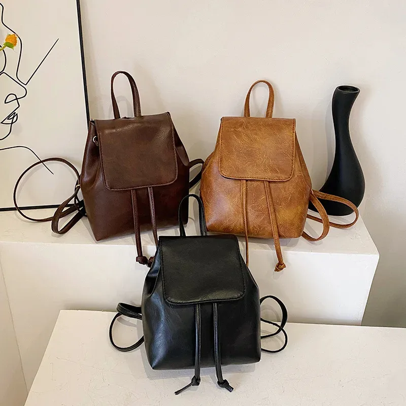 Sac à dos à rabat en cuir PU pour femmes, petit sac à dos d'école texturé à cordon de serrage, sacs de voyage à la mode pour filles