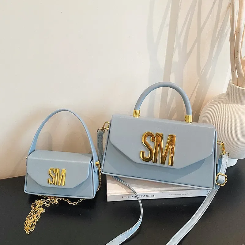 sac carré à main steve madden à texture haut de gamme, sac à bandoulière tendance avec combinaison de tailles, sac boîte à porter en bandoulière pour les trajets quotidiens.