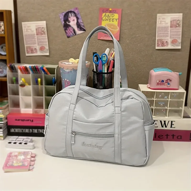 sac fourre-tout tendance avec joli breloque en peluche pour l'épaule, plusieurs poches latérales, poche avant zippée, sac à main grande capacité, idéal pour les voyages pour femmes
