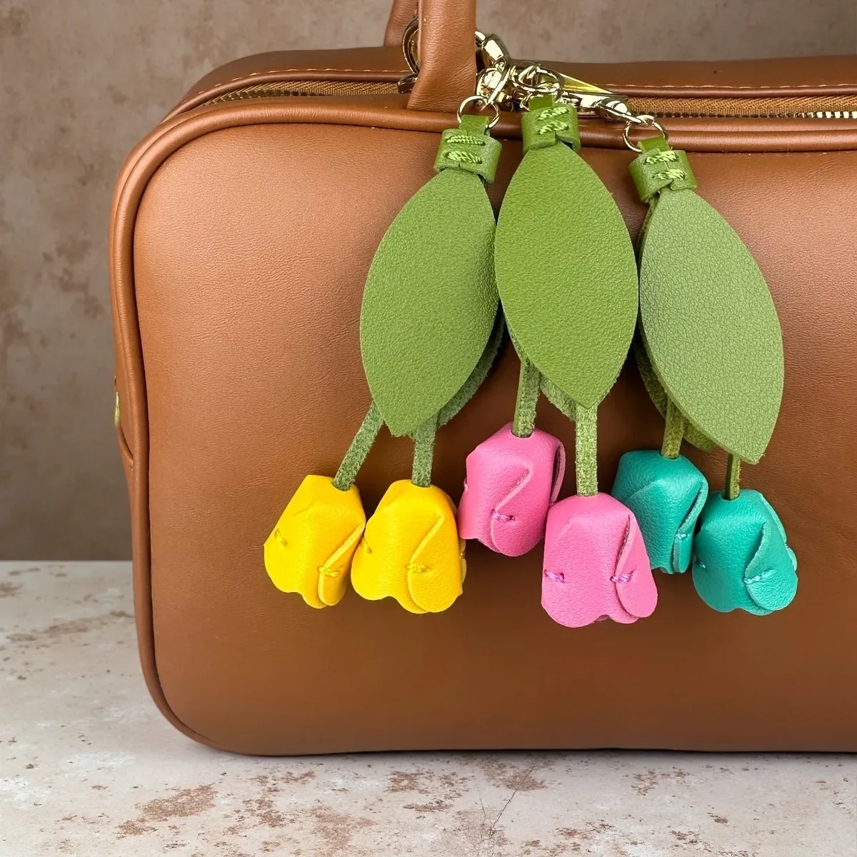 breloque de sac en cuir pu souple 8 couleurs – accessoire floral élégant à suspendre avec anneau métallique, motif de fleur réaliste pour sac à dos