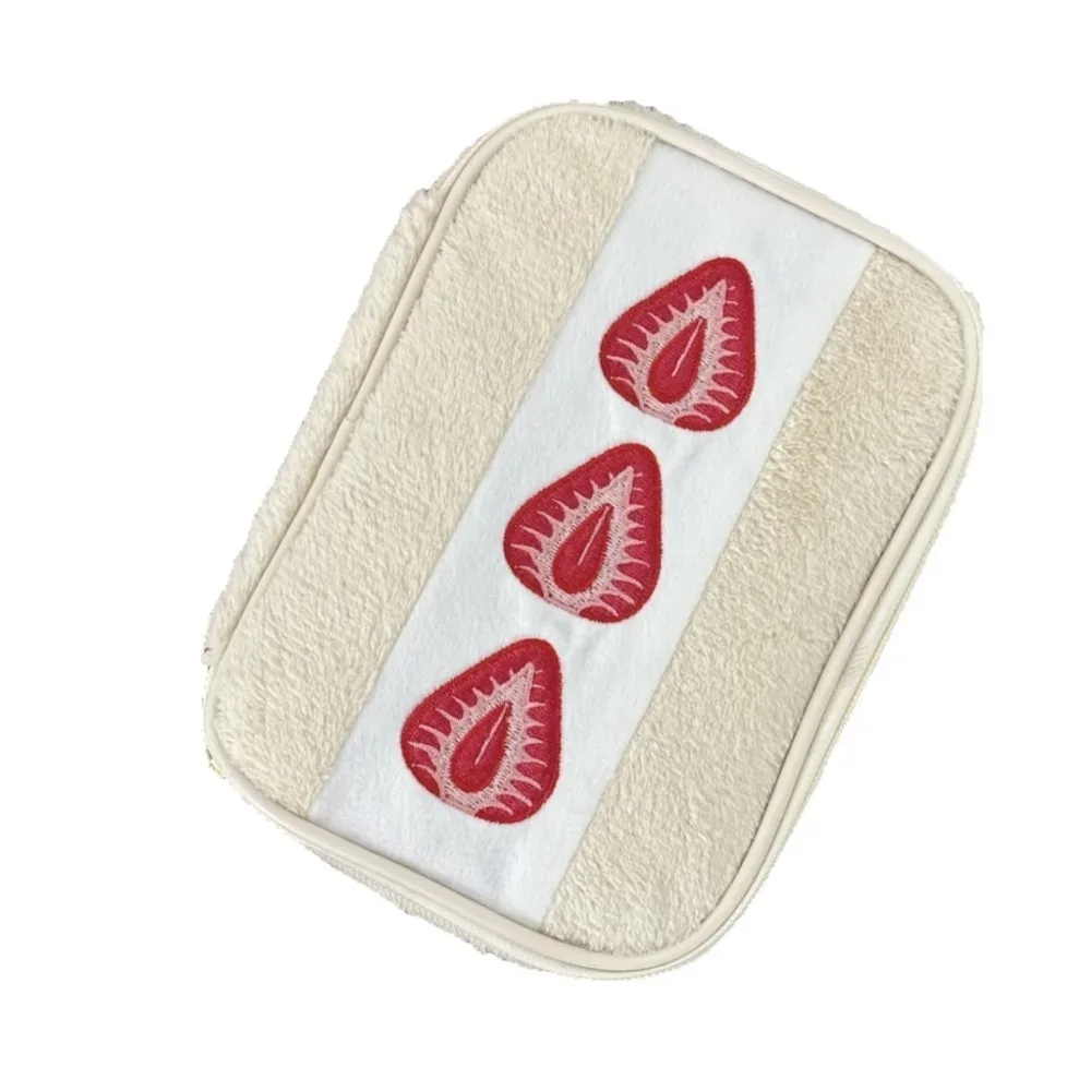 sac de maquillage en peluche fraise de grande capacité, porte-monnaie à fermeture éclair, sac à cosmétiques mignon, trousse à crayons multifonctionnelle, trousse de toilette de voyage
