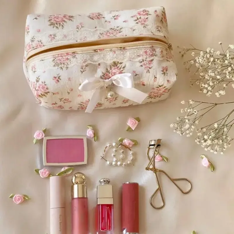 organisateur de maquillage de grande capacité pour femmes, 1 pièce, sac à cosmétiques avec nœud en dentelle, trousse de toilette de voyage, sac de rangement, trousse à crayons à volants à fermeture éclair
