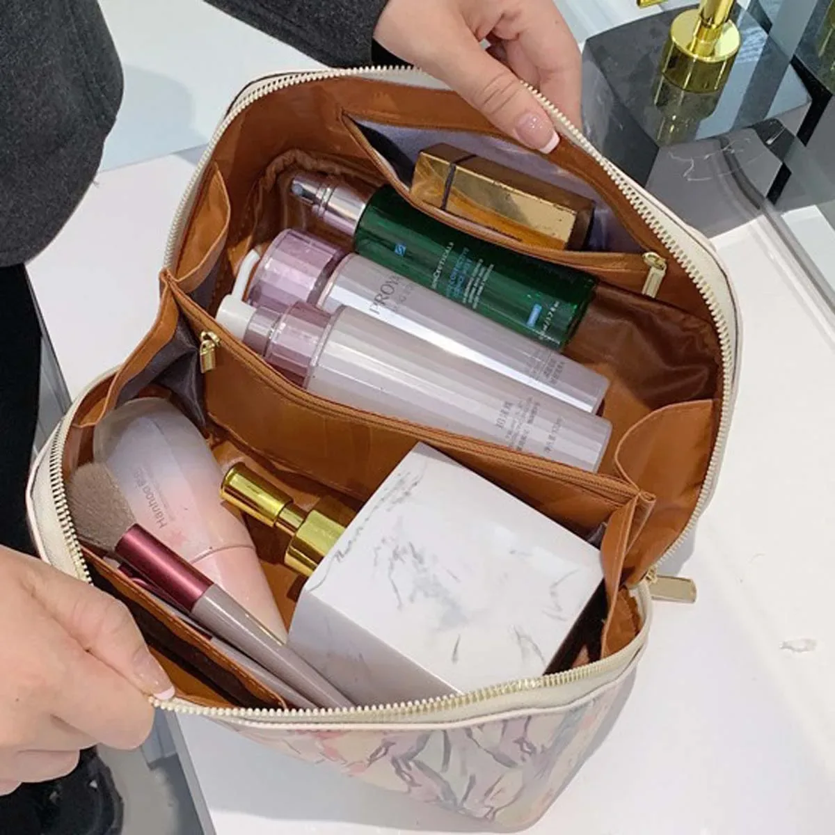 sac de maquillage en cuir pu, nouveau sac à main portable de grande capacité, haut niveau d'apparence, graffiti, sac de rangement de maquillage pratique de voyage
