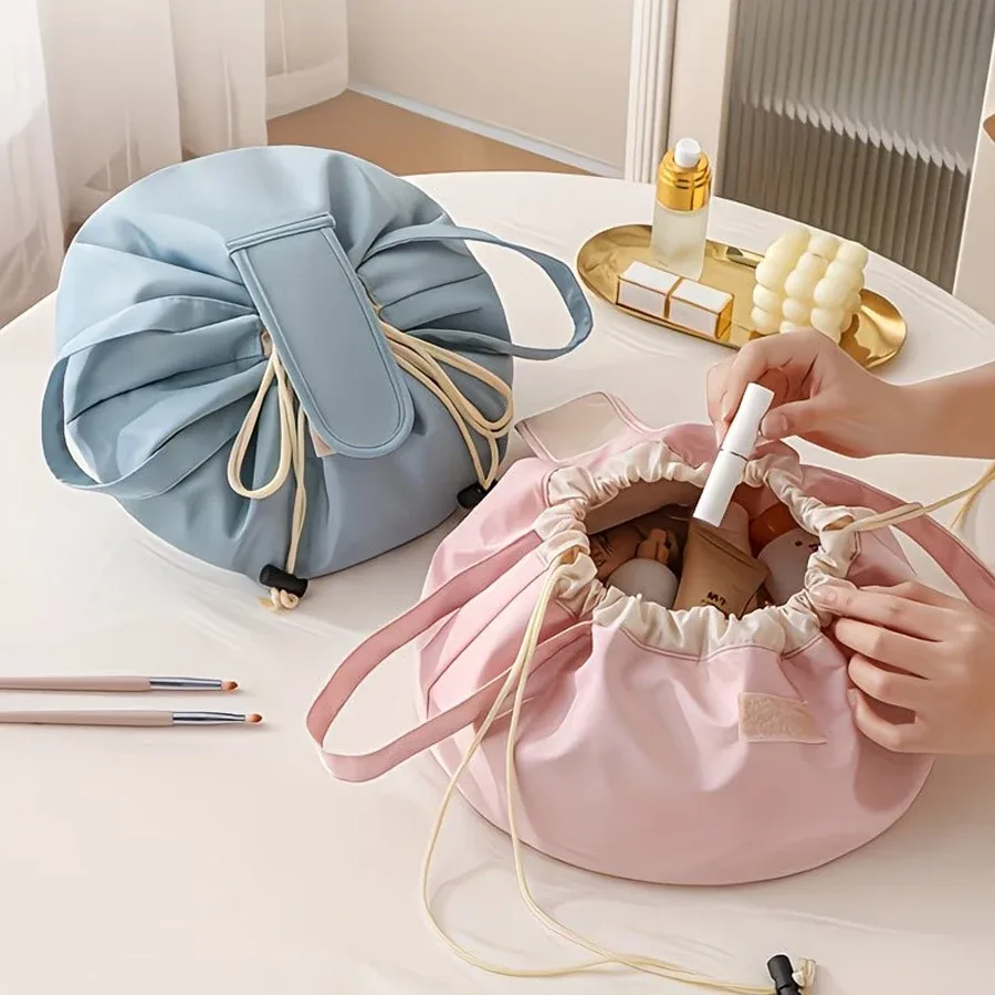 sac de rangement cylindrique de grande capacité pour articles de toilette (avec fermeture à cordon) — sac de rangement portable multi-compartiments, unisexe, adapté pour la salle de sport, les voyages de week-end et l'usage quotidien, peut servir de trousse de toilette, de rangement pour cosmétiques et produits de soin de la peau