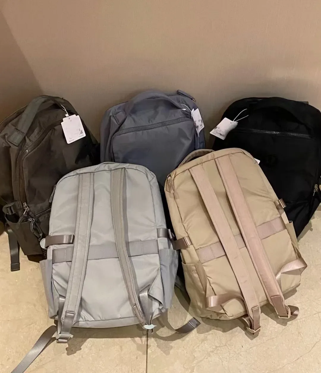 Sac à dos minimaliste en nylon, sac à dos léger de grande capacité avec plusieurs compartiments pour les trajets quotidiens