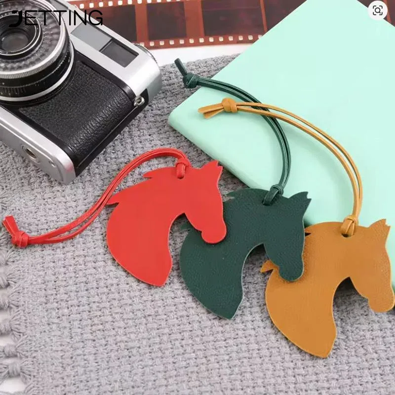 breloque de sac en cuir en forme de tête de cheval avec un design mignon et une finition soignée, parfaite pour décorer les sacs à main, les sacs à dos et les clés