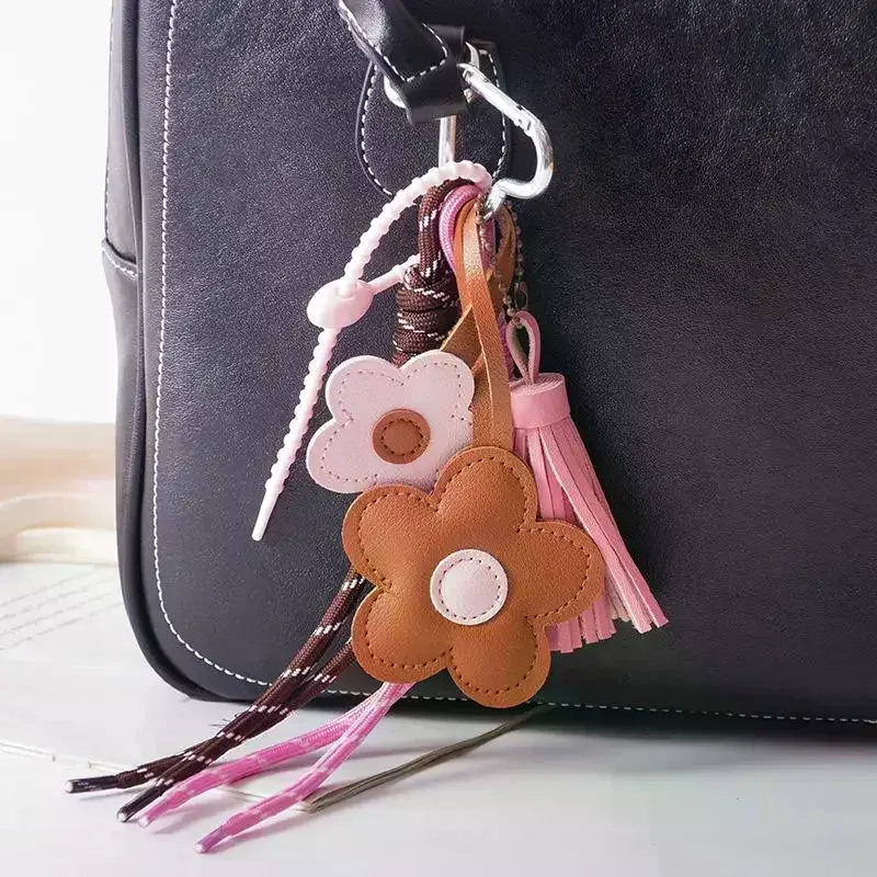 1 pièce – charme de sac en cuir tressé avec fleur et pompon, idéal pour sac à main, sac à dos et accessoires