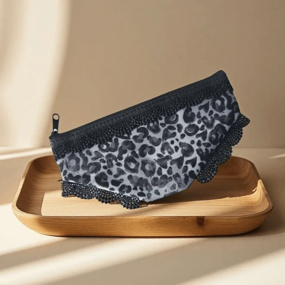 pochette de maquillage chic en forme de culotte à imprimé léopard, avec fermeture éclair, sac cosmétique portable en maille, pochette de rangement transparente ornée de dentelle, idéale pour les voyages.