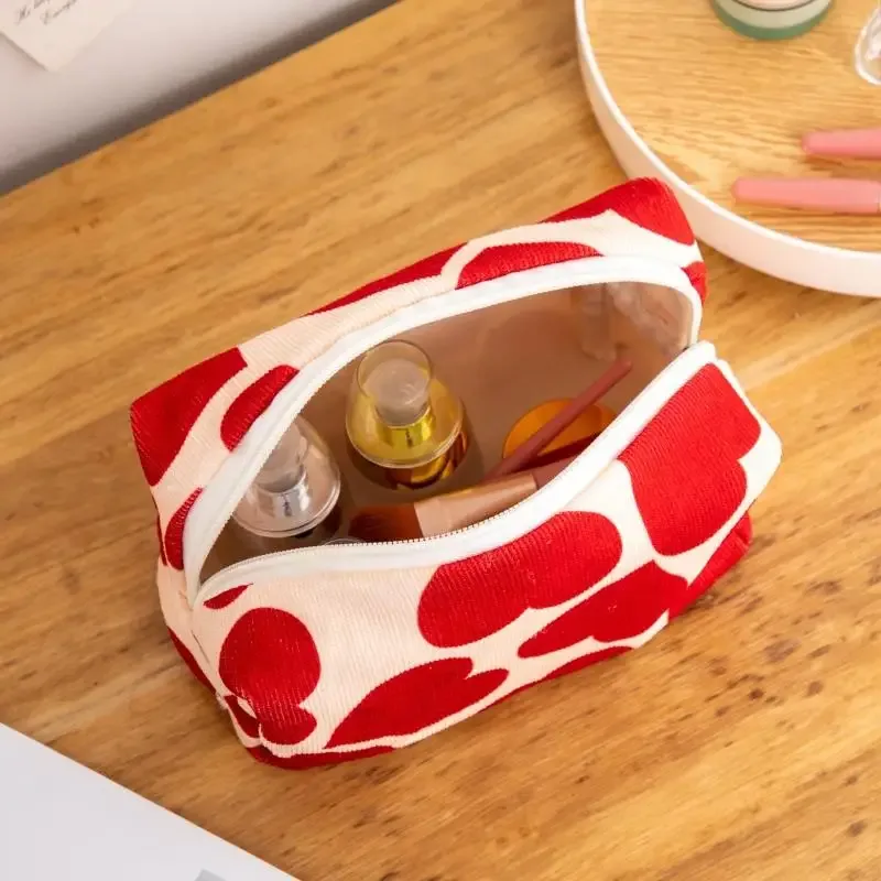 porte-monnaie de maquillage en velours côtelé pour femme pour voyage ; adorable motif cœur rouge ; un sac de rangement de toilette et un porte-crayons également