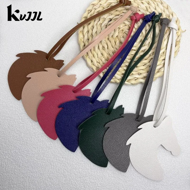 breloque de sac en cuir en forme de tête de cheval avec un design mignon et une finition soignée, parfaite pour décorer les sacs à main, les sacs à dos et les clés