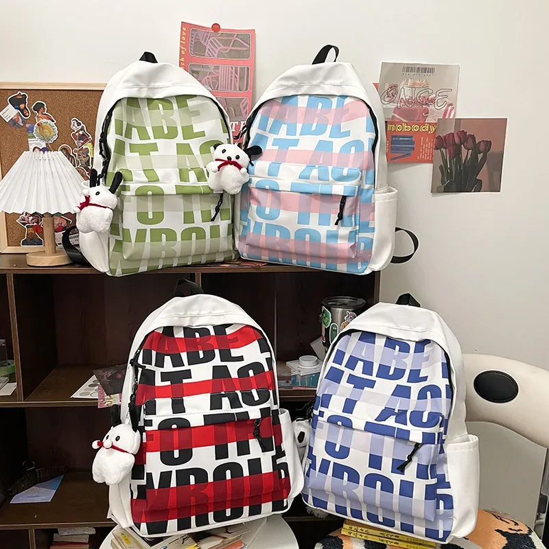 sac à dos blanc minimaliste pour femme, durable et décontracté, avec imprimé lettres et détail breloque chien