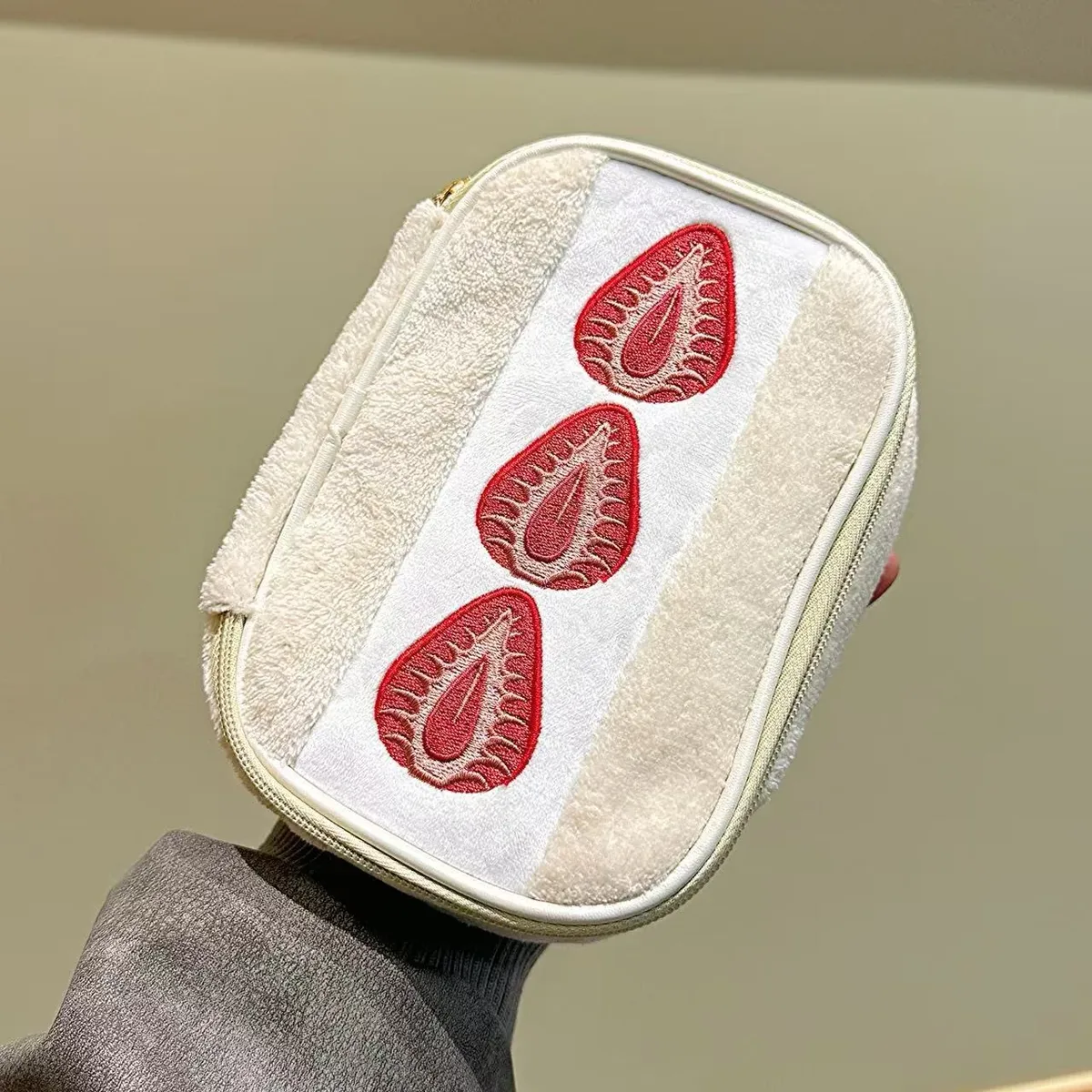 pochette à maquillage en peluche style ins avec broderie fraise, sac de rangement portable et léger, idéal pour un usage quotidien et les voyages en plein air