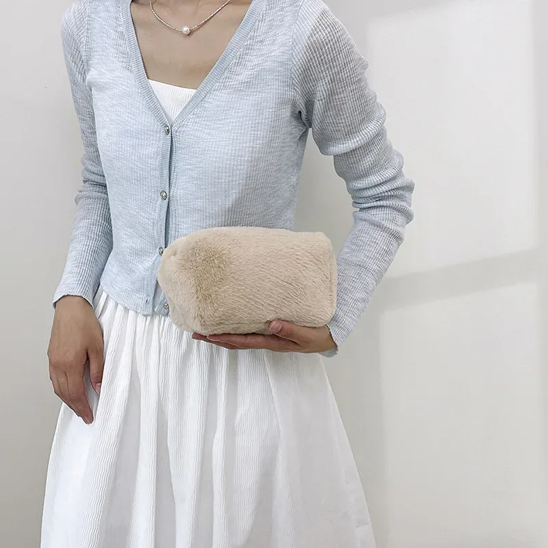 Pochette à maquillage en peluche, sac cosmétique sécurisé en fausse fourrure, pochette à maquillage moelleuse, pochette cosmétique grande capacité en peluche pour pochette élégante