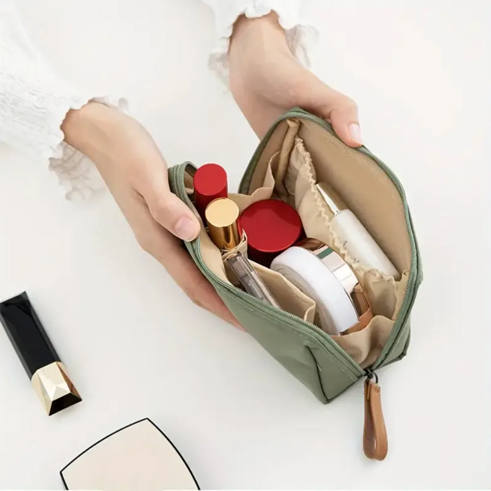 trousse de maquillage multifonctionnelle adaptée pour ranger des cosmétiques, des serviettes hygiéniques, des câbles de charge, des clés et plus encore.