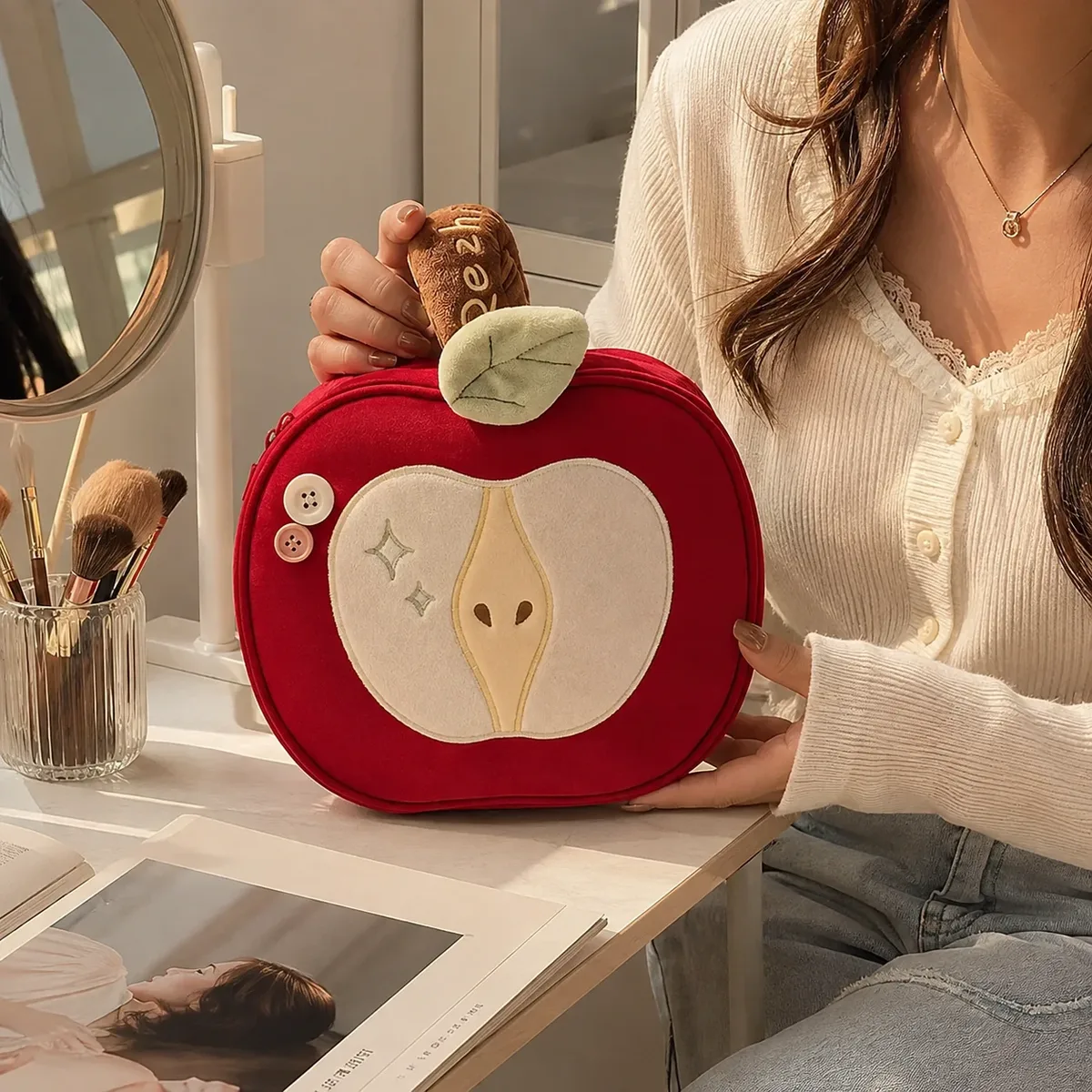 sac à cosmétiques en peluche rouge pomme, pochette de maquillage portable, organiseur de toilette grande capacité, sac de rangement pour soins de la peau, sac à main de voyage pour femmes