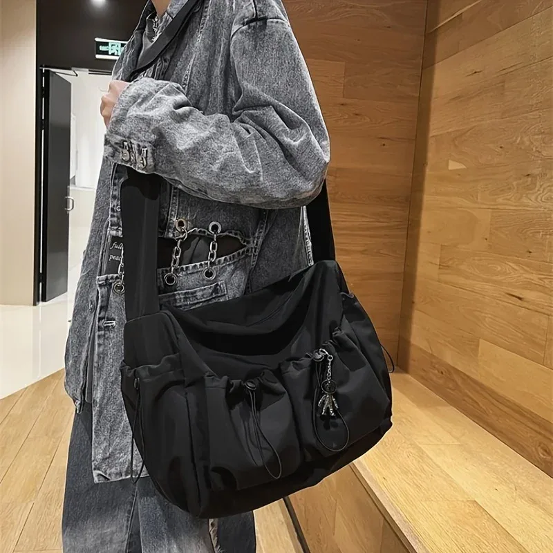 sac bandoulière tendance avec accent cordon de serrage - fermeture éclair spacieuse et sécurisée - comprend un élégant porte-clés pour sac