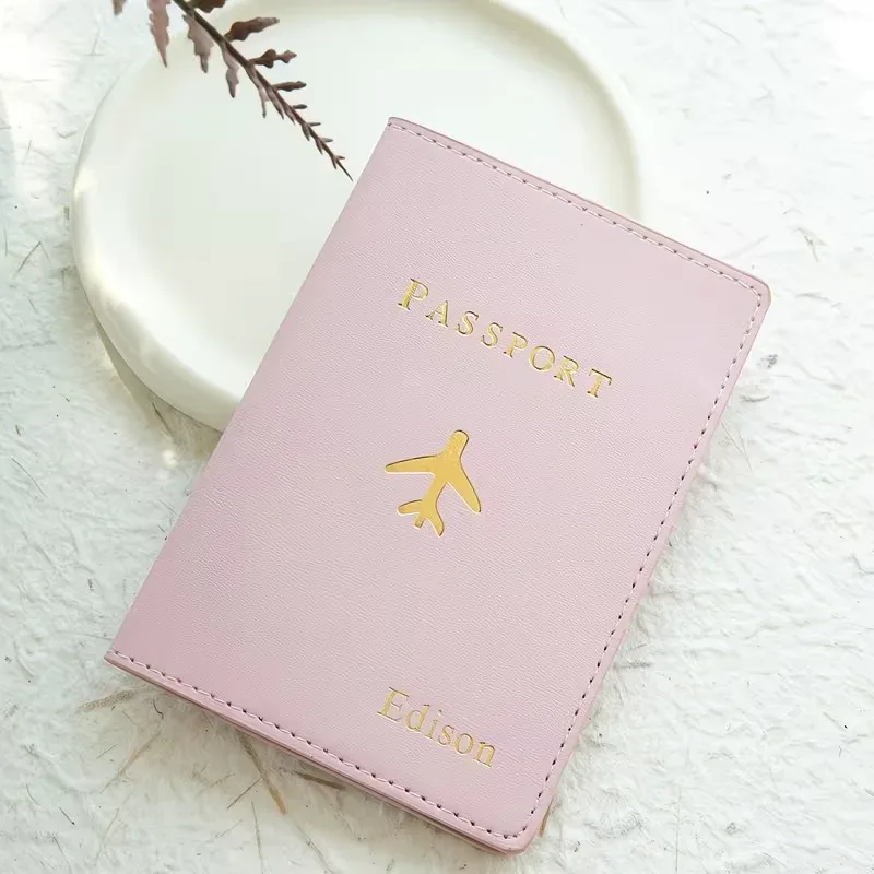 porte-passeport personnalisé avec estampage à chaud et monogramme, cet élégant accessoire de voyage est un document fait main