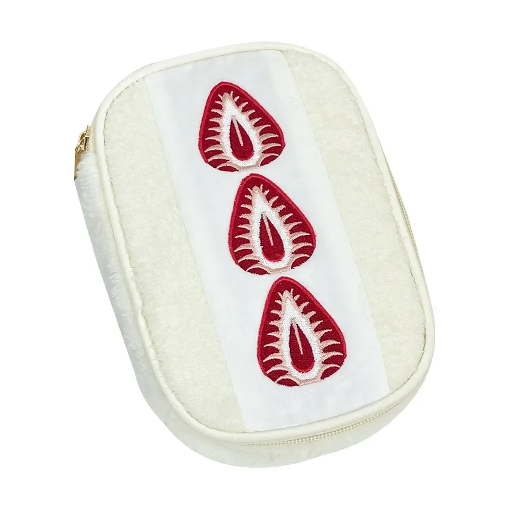 trousse à stylos portable en peluche, motif fraise, trousse de maquillage multifonction, étui à crayons brodé mignon pour l'école et le bureau