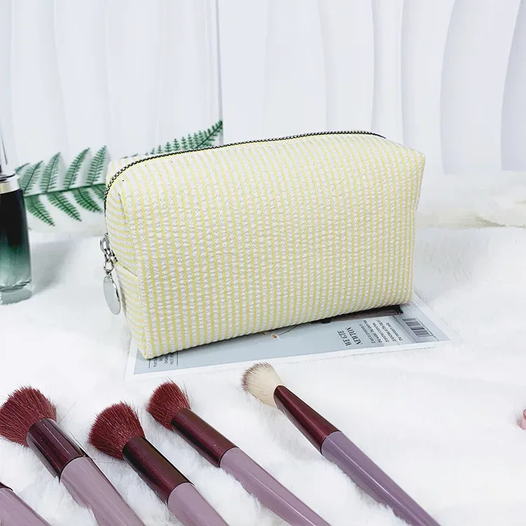 trousse de toilette brodée sur mesure, pochette cosmétique personnalisée en seersucker rayé, organiseur de voyage couleur bonbon, cadeaux pour demoiselles d'honneur