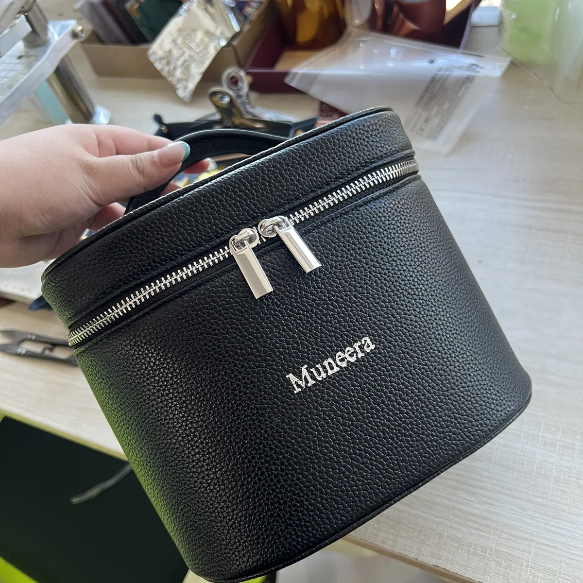 sac de rangement de voyage portable avec nom personnalisable, sac à cosmétiques amovible avec compartiment de lavage séparé en cuir de galets