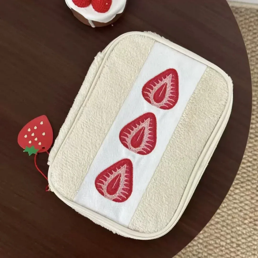 étui à crayons en peluche brodé de fraises mignon, boîte à stylos de papeterie portable, multifonctionnel, grande capacité, sac de rangement pour maquillage