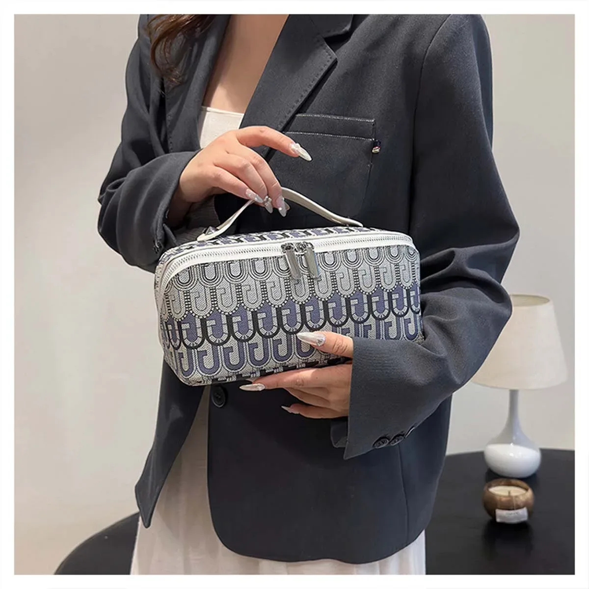 Nouveau sac à cosmétiques à la mode, sac de rangement portable et polyvalent de voyage, sac de toilette imprimé rétro haut de gamme de grande capacité
