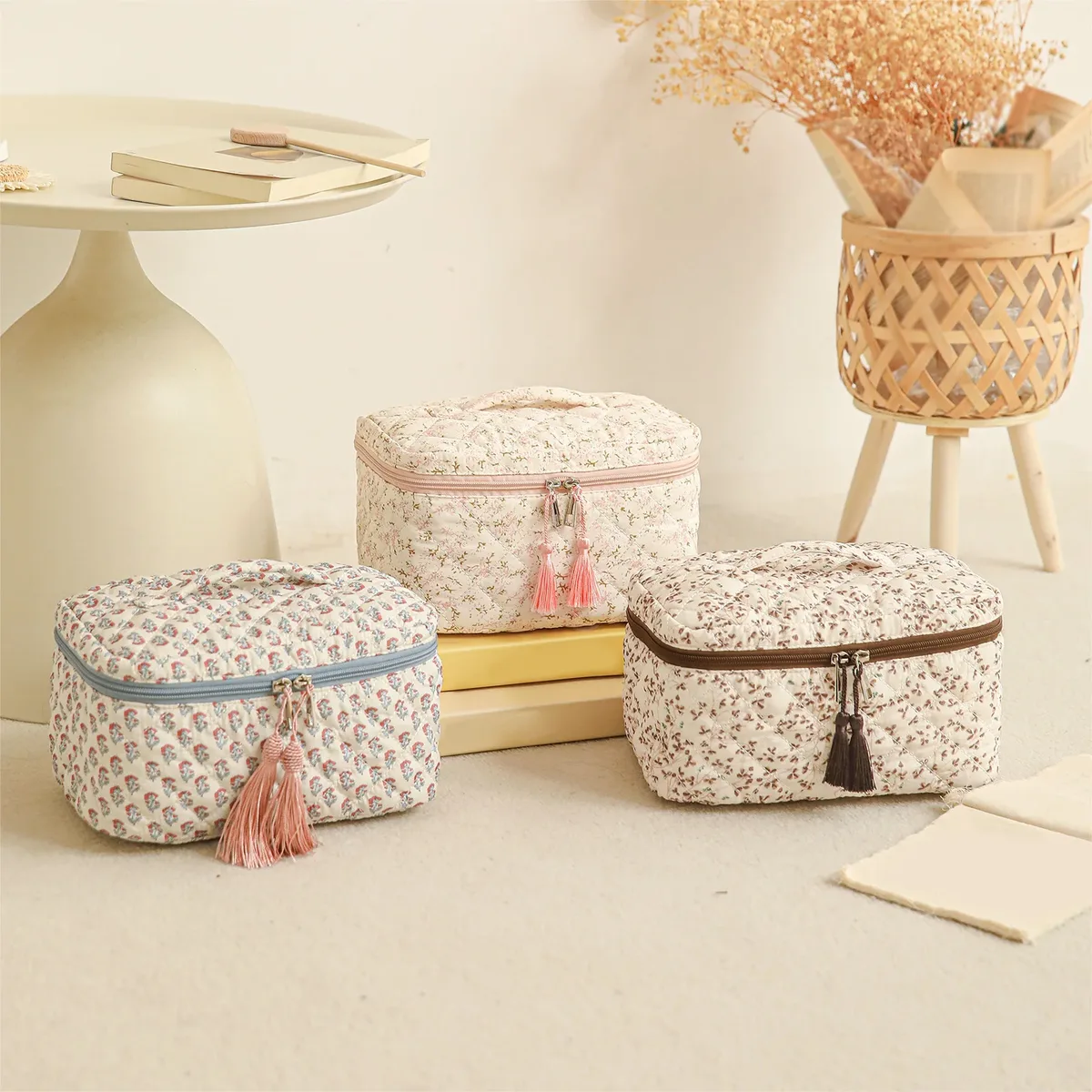 Trousse de voyage matelassée florale pour femme avec fermeture éclair, grande capacité, pochette à crayons pour les voyages, le travail et le quotidien