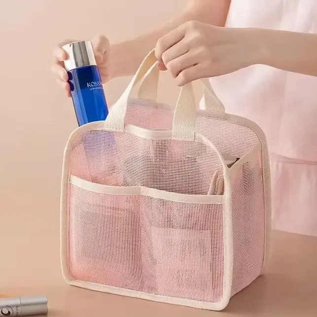 Un sac de bain/de voyage pour cosmétiques en une seule pièce, une jolie pochette de rangement zippée pouvant contenir du rouge à lèvres.