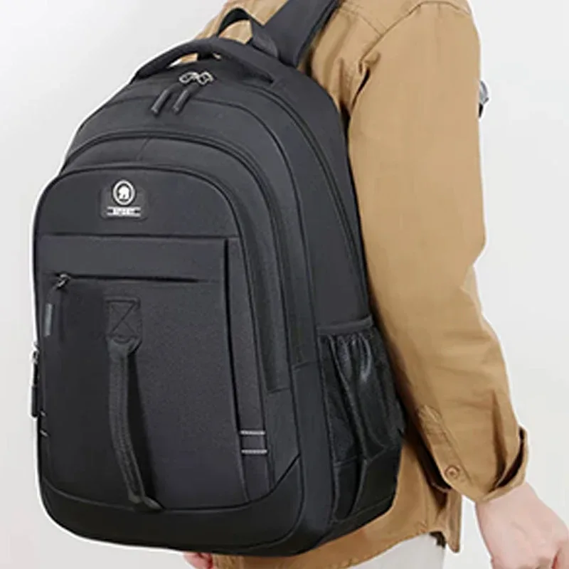 le sac à dos pour hommes convient aux voyages d'affaires. il a un design à main avec plusieurs poches et est un sac de livre.