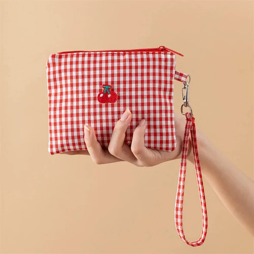 1 pièce trousse de maquillage et de toilette de voyage en toile brodée motif cerise, motif quadrillé rouge, pour fille, avec fermeture éclair