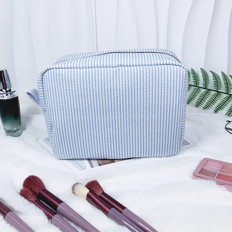 trousse de toilette brodée sur mesure, pochette cosmétique personnalisée en seersucker rayé, organiseur de voyage couleur bonbon, cadeaux pour demoiselles d'honneur