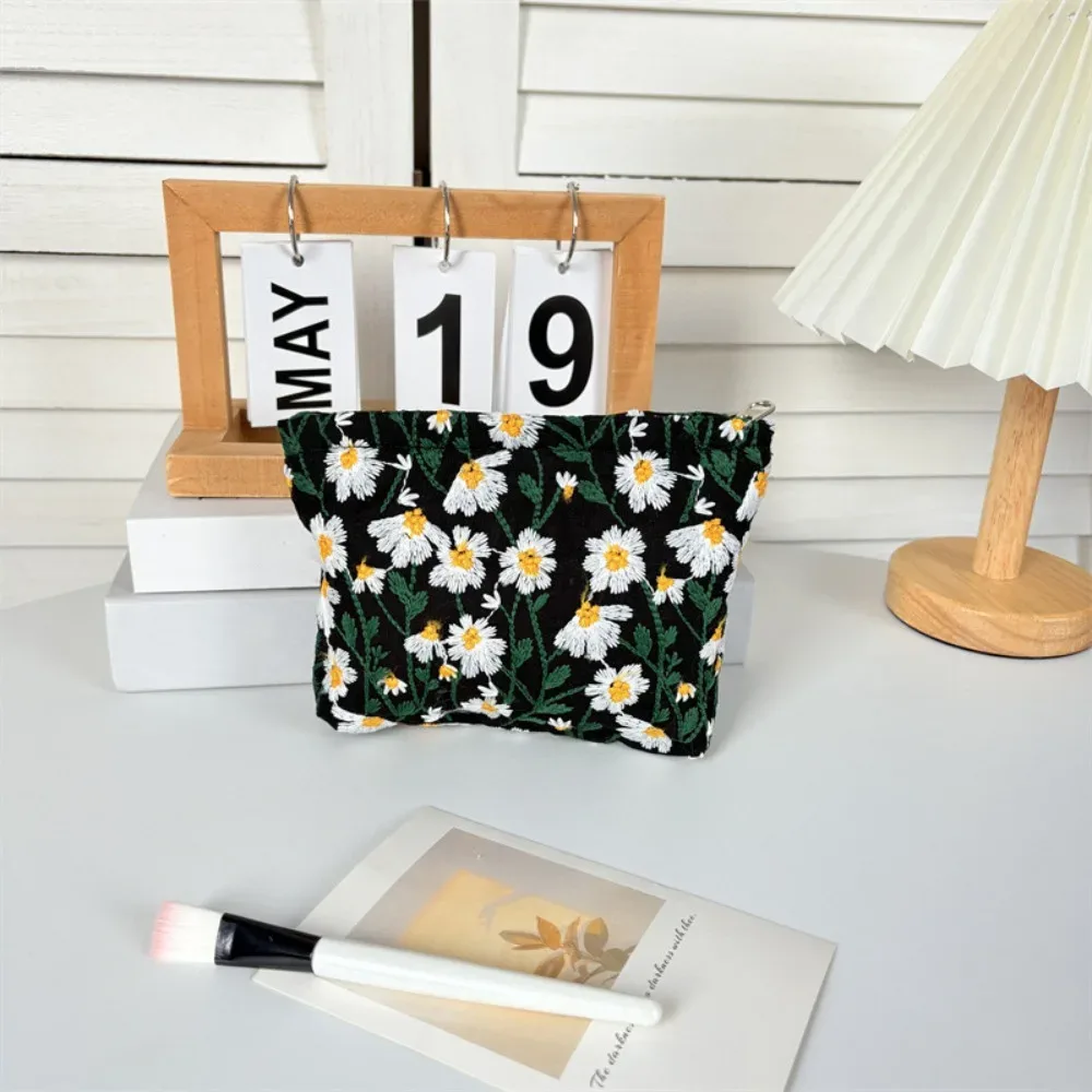 trousse de maquillage coréenne grande capacité anti-poussière brodé style marguerite ins portable organisateur d'articles divers pour femme