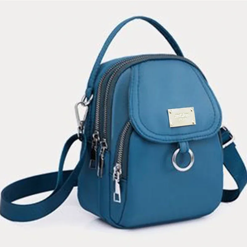 sac à dos pour enfants avec bandoulière réglable, adapté aux voyages et aux sorties. il possède plusieurs poches.