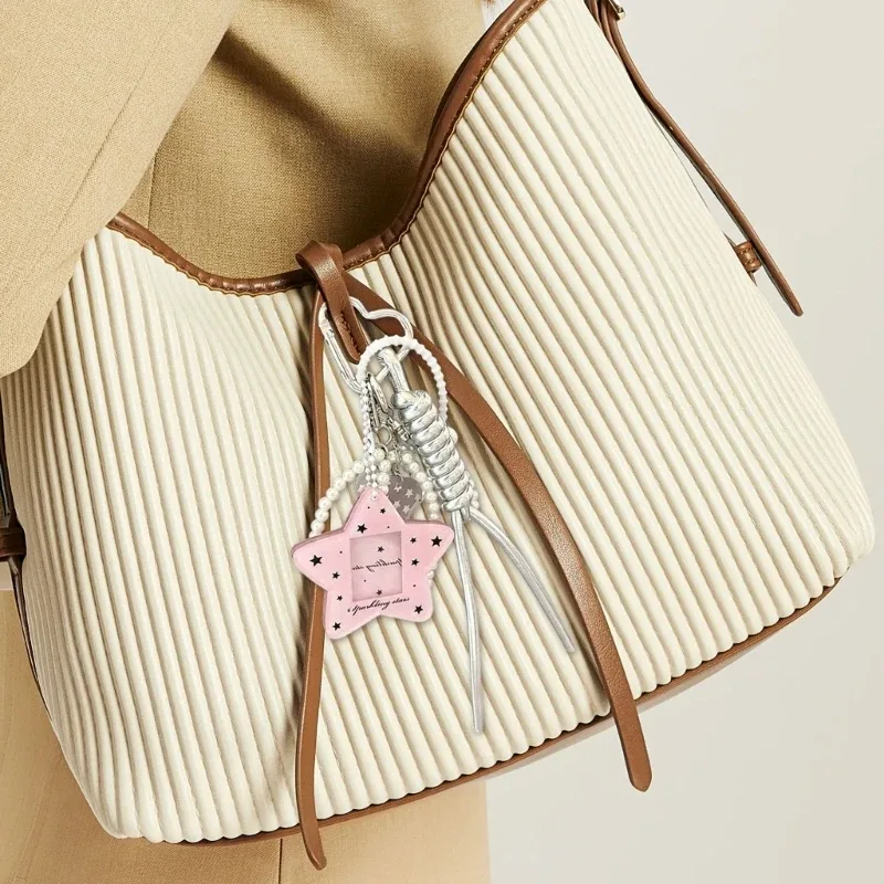 porte-clés élégant en forme d'aile avec nœuds, accessoire de sac à dos pour les fans et les amateurs de mode, avec une construction stable