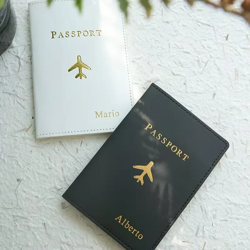 porte-passeport personnalisé avec estampage à chaud et monogramme, cet élégant accessoire de voyage est un document fait main