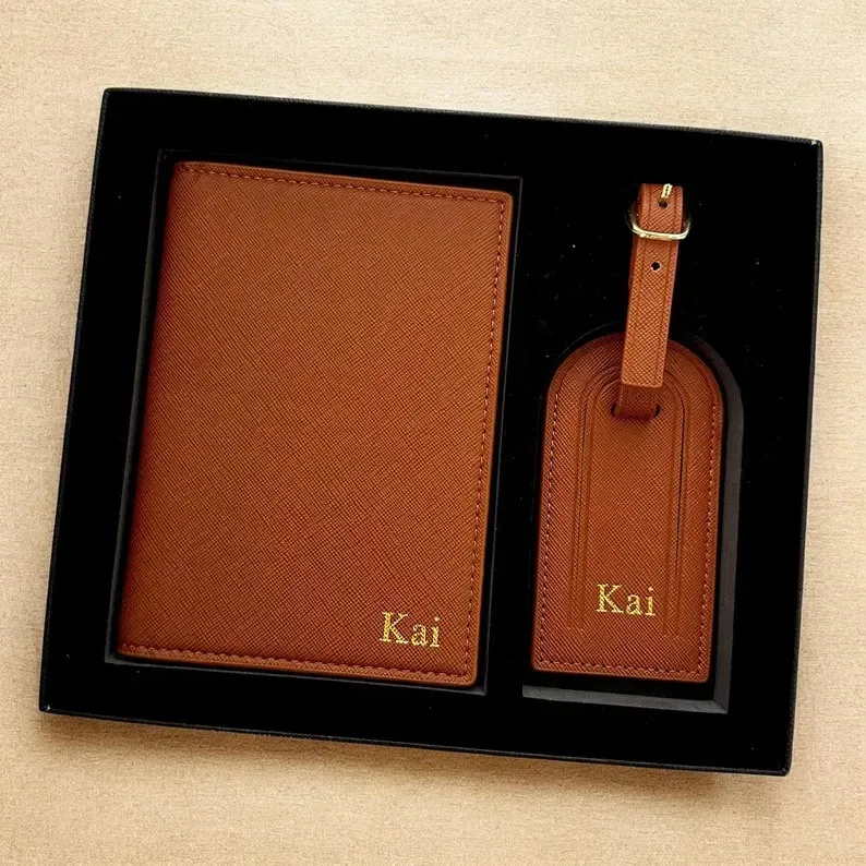 coffret cadeau avec lettres initiales monogrammées gratuites, porte-passeport en cuir saffiano, étiquette de bagage, couverture de passeport, accessoires de voyage
