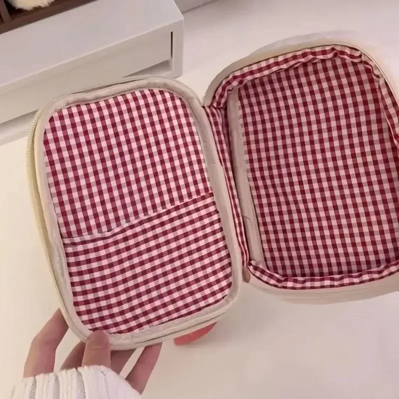 sac de rangement pour papeterie en peluche mignon en forme de fraise, pochette cosmétique duveteuse, grande capacité, trousse à crayons multifonctionnelle pour usage quotidien.