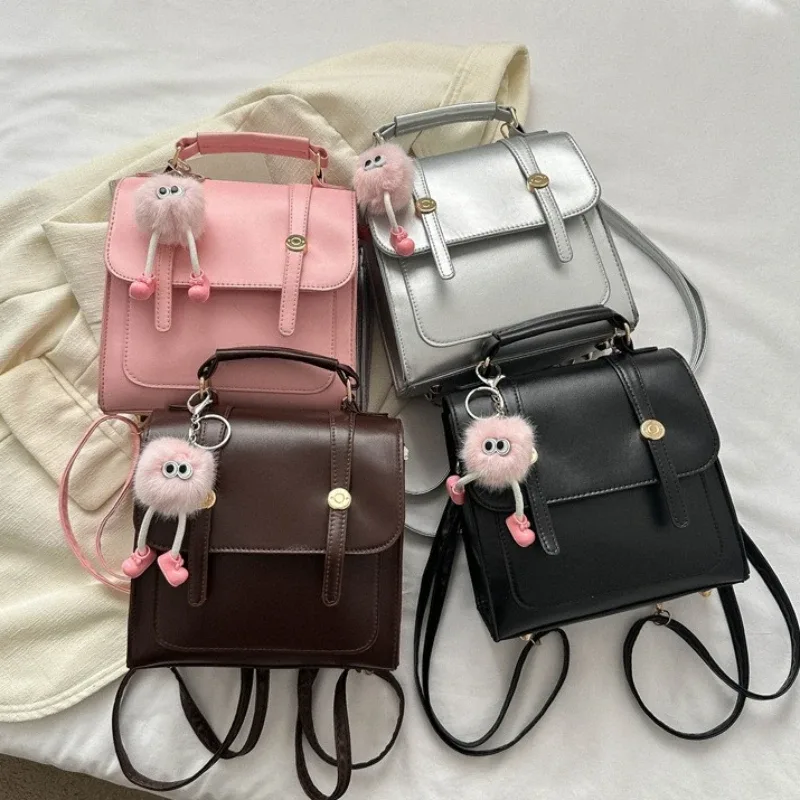 Sac à dos décontracté vintage en similicuir avec breloque en peluche mignonne, sac à bandoulière rétro à rabat avec poignée supérieure pour femme, idéal pour les trajets quotidiens