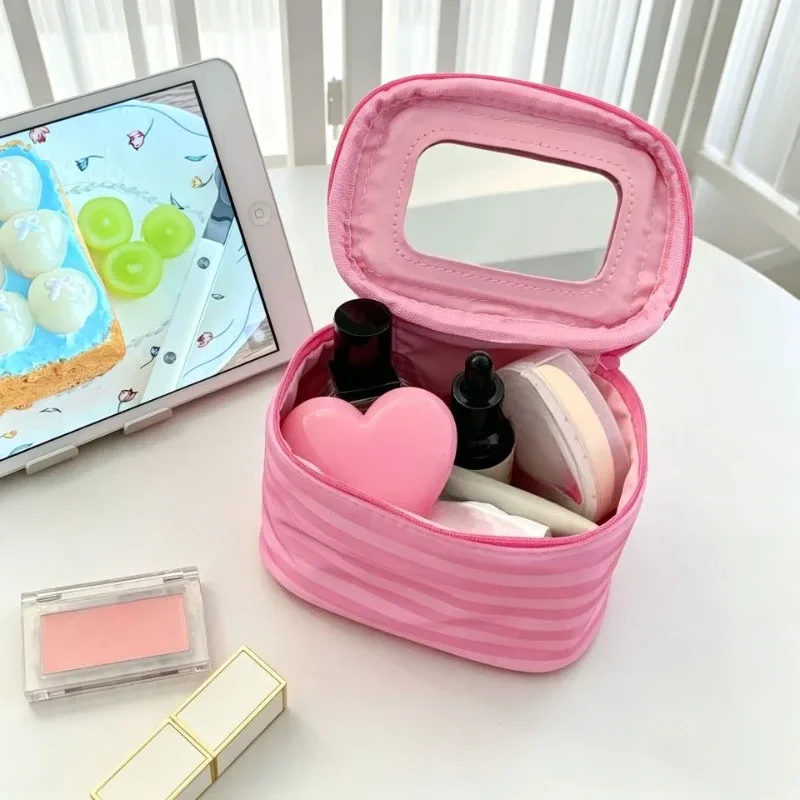 Trousse de Maquillage Portable Rose Rayée Grande Capacité avec Miroir, Pochette de Voyage pour Cosmétiques et Articles de Toilette, Idéale comme Cadeau pour Femme