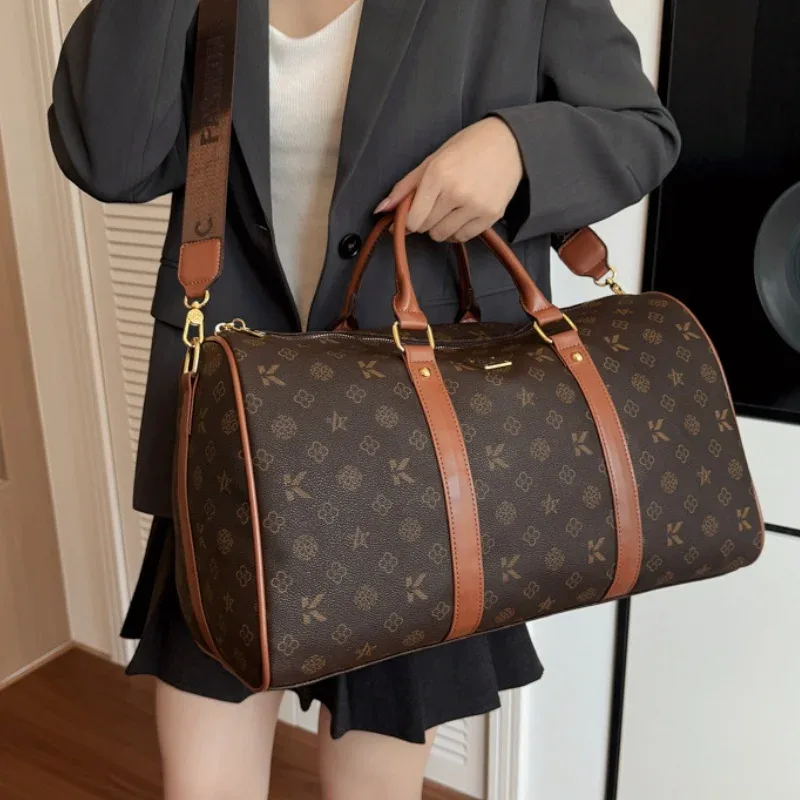 Sac de voyage vintage pour femmes 2026, nouveau sac de voyage à motif monogramme, sac de week-end de haute qualité à grande capacité, bagage à main S