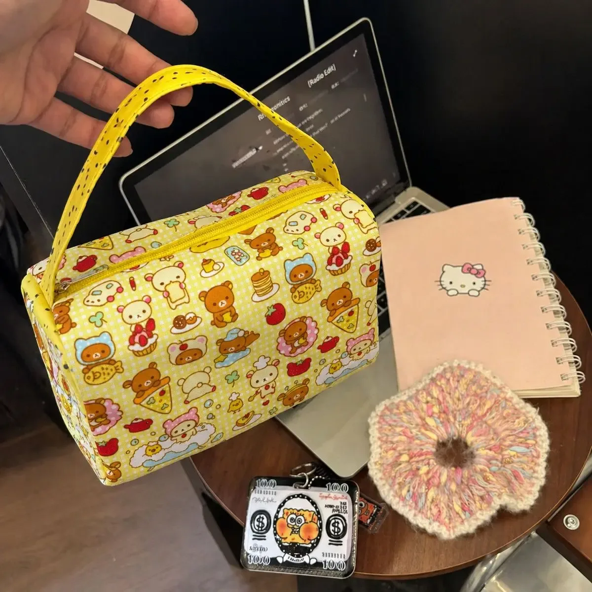 sac fourre-tout de dessin animé rilak-kuma korilak-kuma 2026, sac de maquillage portable de grande capacité, sac de rangement pour articles de toilette pour les trajets quotidiens et les voyages.