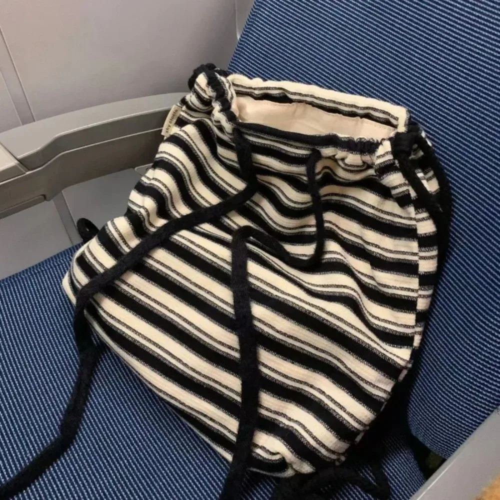 sac à dos rayé de loisirs de haute qualité, contrastant, souple, avec cordon de serrage, simple, blanc et noir, pour les trajets quotidiens et les étudiants