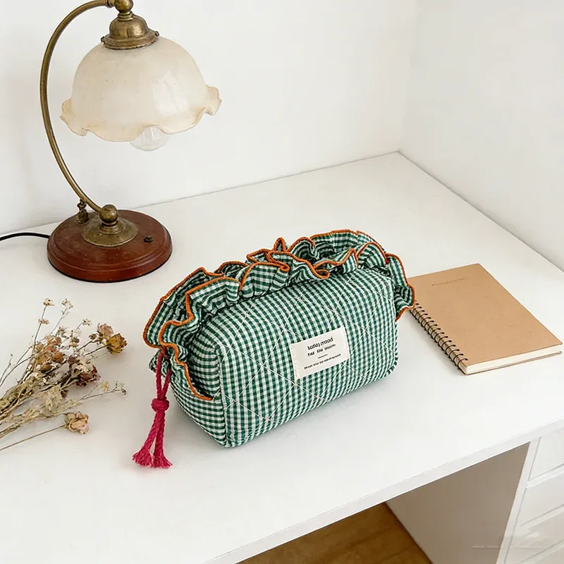 Trousse de Maquillage Vintage à Carreaux Vichy pour Femme avec Bords Volantés - Grande Capacité, Fermeture Élégante à Nœud en Ruban pour Usage Quotidien