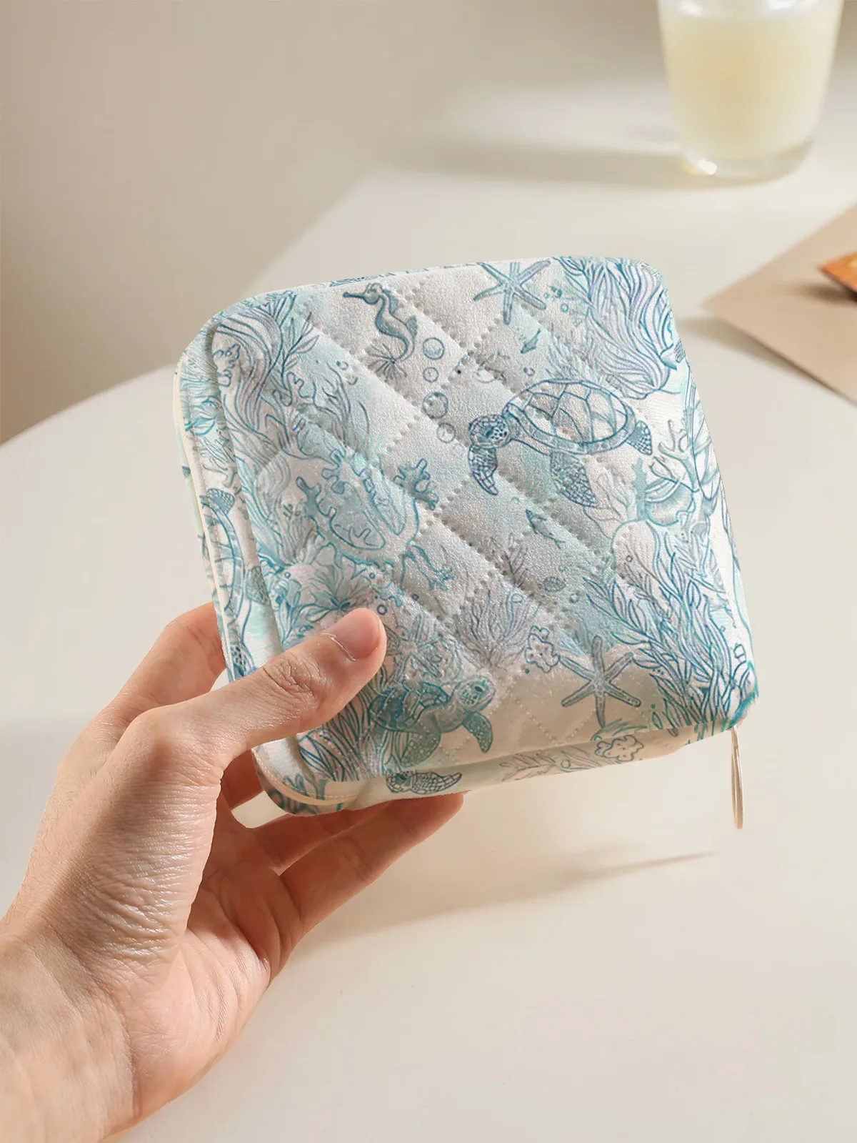 1 sac de rangement portable pour serviettes hygiéniques, imprimé tortue marine et algues, tissu matelassé léger pour femmes