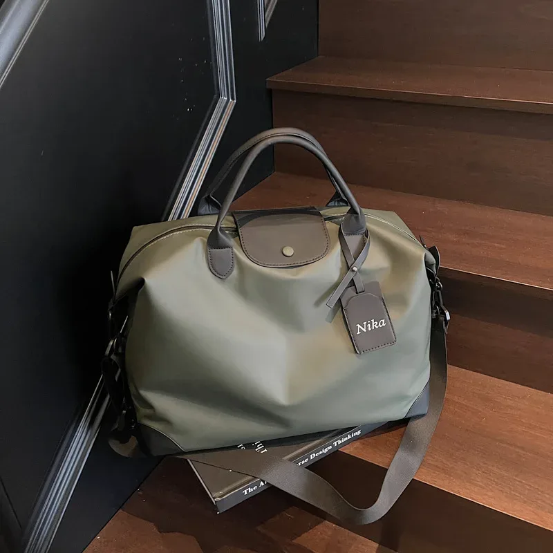 Sac de voyage fourre-tout vert imperméable pour femme, grand sac de week-end avec poignée supérieure et sangle réglable pour les vacances et la salle de sport