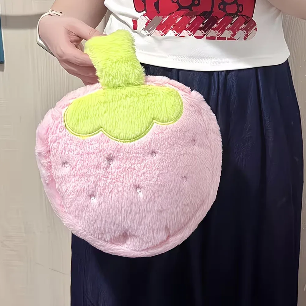 pochette en peluche en forme de fraise de grande capacité, trousse de maquillage de grande capacité, sac de rangement pratique, rangement pour articles de toilette, rangement pour produits de soin de la peau, trousse d